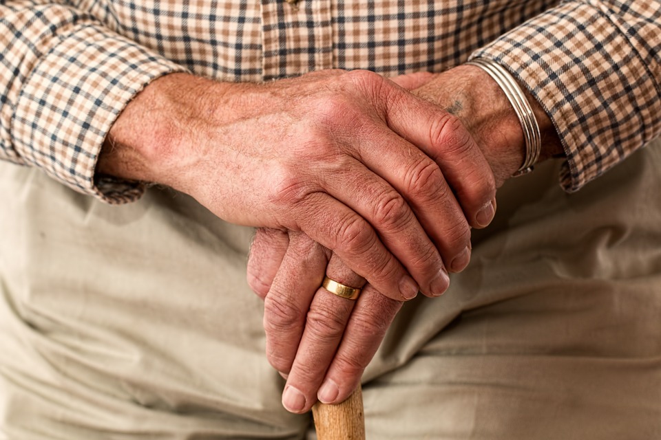 How to Help Elderly Parents Manage Their Finances